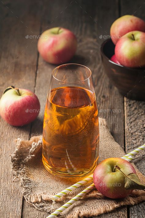 Apple Juice Photography, Apple Juice Aesthetic, Katie Aesthetic, Fresh Apple Juice, Comic Reference, Apple Drinks, Fruit Photography, Family Eating, Fresh Apples