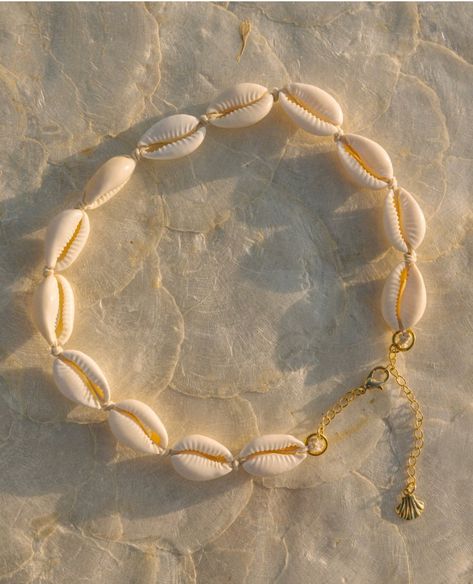 The Puka Shell Choker is a classic that will never go out of style with a modern twist… We all know and love the Puka Shell Choker, but this Voyage choker has a 2 inch adjuster, allowing you to comfortably wear this necklace tangle free & to the length that suits you best! 24k gold plated tarnish free 14”-16” Cowrie Shell Flower Necklace, Shell Necklace Aesthetic, Jewelry Aesthetic Photography, Puka Necklace, Ankle Bracelets Boho, Accesorios Aesthetic, Puka Shell Necklace, Paris Jewelry, Beachy Jewelry