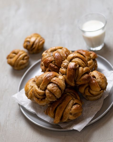 Cardamom Knots, Cinnamon Knots, Eggs In Oven, Bread Sweet, Coffee And Cake, Baked Good, Bread Starter, Cinnamon Bun, Salted Egg