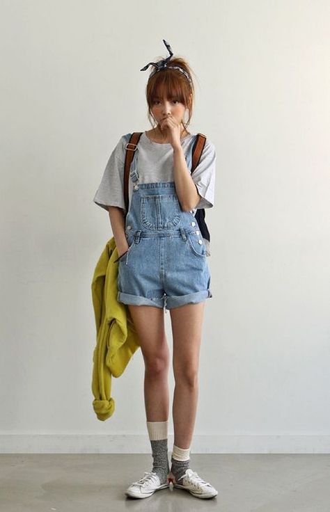 oversize t-shirt Korean Fashion Summer, Overall Outfit, Look Retro, Grunge Vintage, Grunge Look, Korean Fashion Trends, Hoodie Outfit, Korea Fashion, Fashion Korean