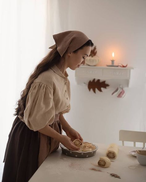 LWA na Instagramu: „Cinnamon stories 🤎 Have you already tried making cinnamon rolls this season? . Luiza wearing our Meg top in new Beige color + Meg skirt…“ Making Cinnamon Rolls, Cottagecore Outfits, Cottagecore Fashion, Ex Machina, Farm Girl, Looks Vintage, Cinnamon Rolls, Head Scarf, Beige Color