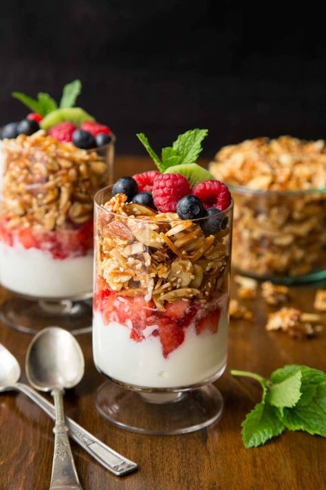 This delicious, 5-ingredient Double Almond Granola is gluten-free and easy to throw together! You won't want to ever buy granola again! #paleogranola, #almondgranola, #easygranola, #glutenfreegranola Sommer Mad, Paleo Granola, Easy Granola, Resep Smoothie, Almond Granola, Gluten Free Granola, Yogurt Parfait, Granola Recipes, Make Ahead Breakfast