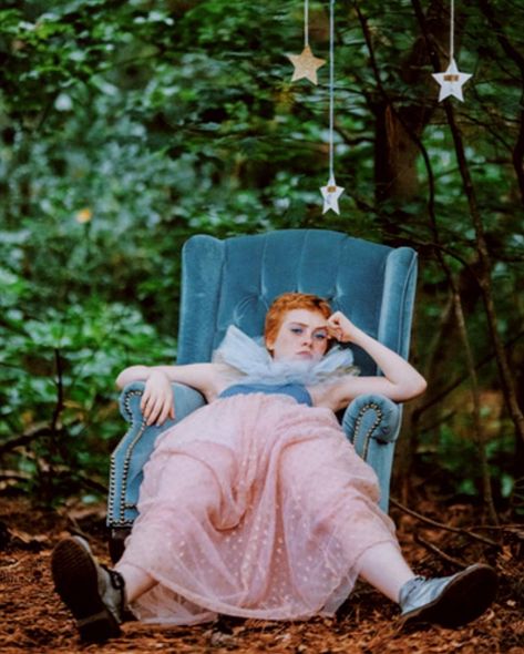 Ap Drawing, Sophia Lillis, Weird Photography, Female Pose, Výtvarné Reference, Editorial Shoot, Figure Poses, Cinematic Photography, Art Poses