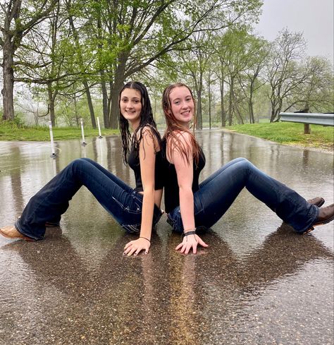 Photo Shoot Ideas Two Friends, Rain Pics With Friends, Rain Photoshoot Friends, Pics To Take With Your Best Friend, Photo Shoot Ideas Best Friends, Bestie Photo Shoot Ideas, Poses In The Rain, Photo Shoot Ideas Friends, Photo Shoot With Bestie