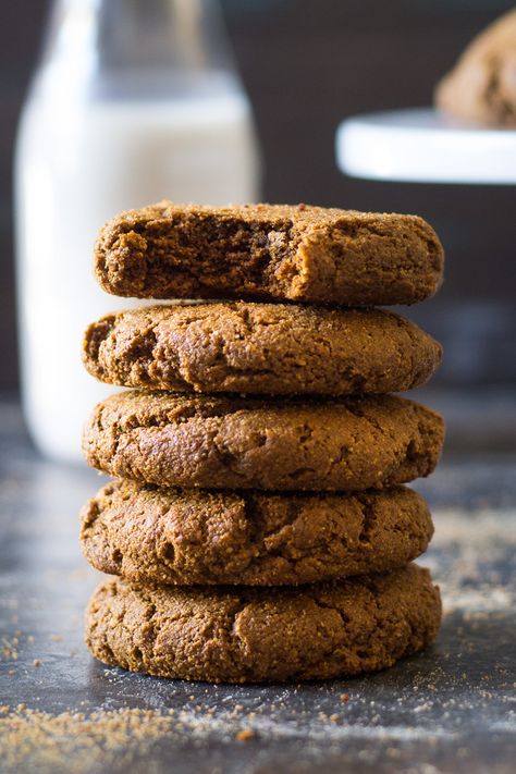 Big soft and chewy Paleo gingerbread cookies that no one will believe are Paleo! Perfect as a Christmas cookie, for cookie exchanges or as an anytime dessert. Grain free, gluten free, dairy free. Paleo Christmas Cookies, Paleo Gingerbread Cookies, Paleo Gingerbread, Paleo Christmas, Soft Ginger Cookies, Chewy Ginger Cookies, Ginger Cookie Recipes, Paleo Cookies, Ginger Molasses Cookies