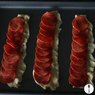 How to Make Pepperoni Roses for Your Pizza Pizza Roses Pepperoni, Pizza Roses, How To Make Pepperoni, Pizza Sauce, Pizza Toppings, Pepperoni Pizza, Soul Food, Spice Things Up, Pizza