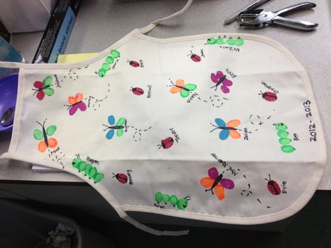 Cute bug apron made from fingerprints. Class Auction Projects, First Grade Crafts, School Auction Projects, Diy Mother's Day Crafts, Toddler Class, Mother's Day Projects, Student Teacher Gifts, Volunteer Gifts, Craft Apron