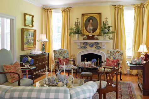 Five Design Secrets for Creating a Gracious Home - Victoria Magazine Tudor Cottage, French Country Living, Southern Cottage, English Country Decor, French Country Living Room, English Decor, Cottage Furniture, Traditional Interior Design, Country Living Room