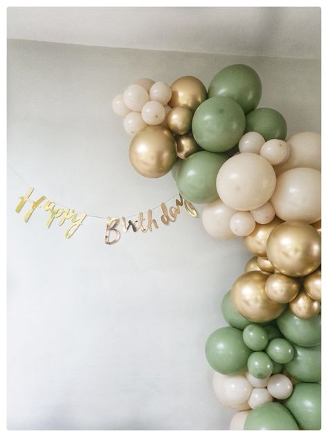 Sage Balloon Garland, Simple Birthday Decoration, Baby Birthday Pictures, Ocean Birthday Cakes, Gold Balloon Garland, 1st Bday Cake, Jasmine Birthday, Idee Babyshower, Simple Birthday Decorations