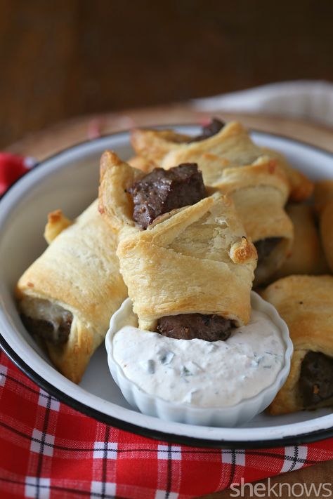 steak stuffed crescent rolls (Use Miracle Dough for crescents) with horseradish dipping sauce Cresant Rolls, Crescent Roll Bake, Stuffed Crescent Rolls, Steak Rolls, Philly Cheese Steak Recipe, Steak Bites Recipe, Party Bites, Horseradish Sauce, Food Receipt