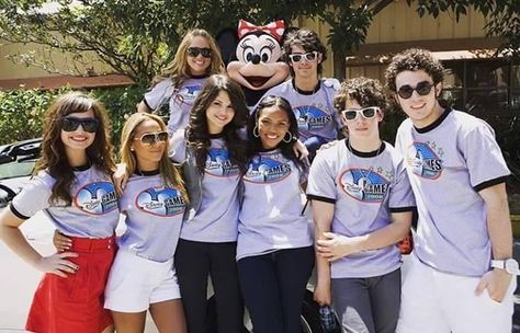 Jonas Brothers Disney, Selena Gomez And Justin Bieber, Selena Gomez And Justin, Disney Channel Games, Old Disney Channel, Selena Gomez Pictures, Disney Channel Stars, Disney Games, St Pete Beach