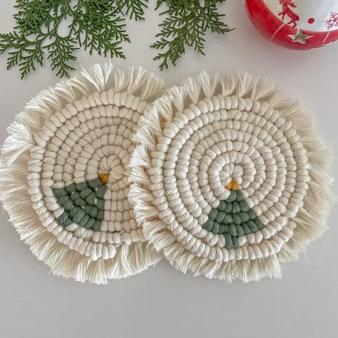 Macrame Christmas Gifts Diy, Macrame Christmas Gift Ideas, Christmas Macrame Decorations, Macrame For Christmas, Macrame Christmas Decor, Macrame Christmas Decorations Tutorial, Christmas Macrame Ideas, Christmas Macrame Ornaments, Macrame Gift Ideas