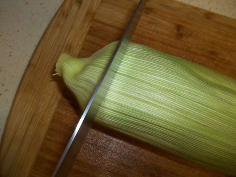 Husking Corn Easy, Corn Microwave, Shuck Corn, Shucking Corn, Cook Corn, Easy Corn, Amazing Food Hacks, Corn Dishes, Corn On The Cob