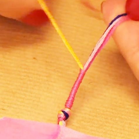 Bracelet brésilien : le twist, tissé en rond : Femme Actuelle Le MAG Cabochon Tutorial, Brazilian Bracelet, Diy Bracelets With String, Diy Friendship Bracelets Tutorial, Friendship Bracelets Tutorial, Handmade Jewel, Friendship Bracelets Diy, Bracelet Diy, Bracelet Tutorial