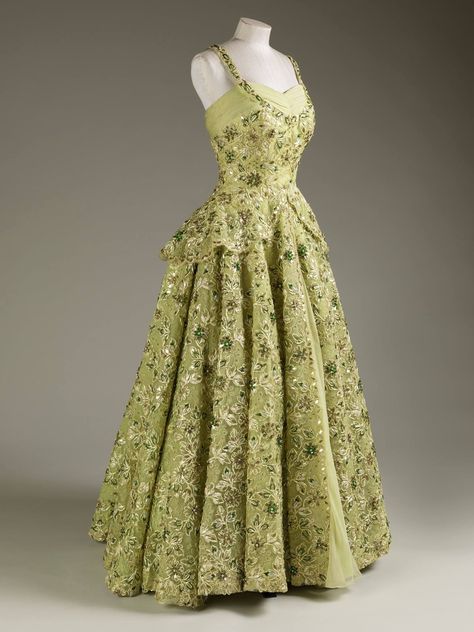 1957, England Evening dress by Norman Hartnell, worn by Queen Elizabeth II for a dinner at the British Embassy in Washington, D.C., during her first visit to the United States of America Silk chiffon and lace embroidered with sequins, pearls, beads and diamanté Royal Collection Trust Norman Hartnell, Royal Collection Trust, 20th Century Fashion, Her Majesty The Queen, Fairytale Dress, فستان سهرة, Vintage Couture, Historical Dresses, 1950s Fashion