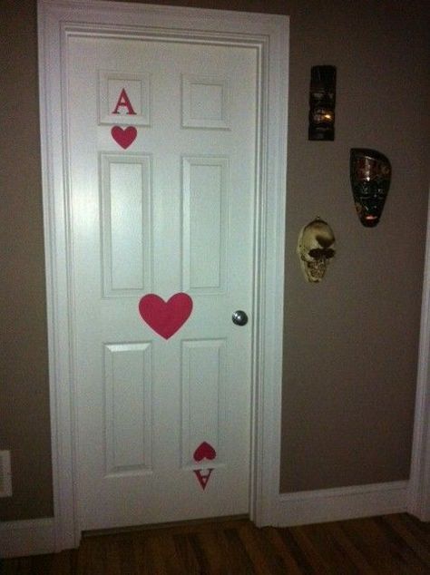 Vegas Door Decorations, Mad Hatter Diy Decorations, Playing Cards Decoration Party Ideas, Alice In Wonderland Card Decorations, Playing Card Party Decorations, Alice I Wonderland Party, Casino House Party, Alice In Wonderland House Decor, Alice In Wonderland Decorations Ideas