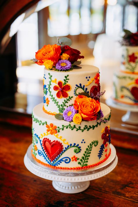 Photo Credit: Kelly Whitman Photography Cake: Button Rock Bakery Mexican Wedding Cake Ideas, Mexican Theme Cake Ideas, Mexican Theme Wedding Cake, Mexican Wedding Food Ideas, Mexican Cake Decoration, Talavera Cake, Goth Mexican, Mexican Wedding Foods, Fiesta Theme Cake