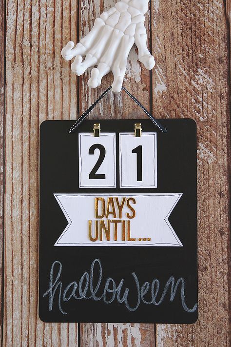 Chalkboard Countdown, Christmas Countdown Diy, Halloween Chalkboard, Days Until Halloween, Diy Chalk, Halloween Countdown, Diy Chalkboard, Pumpkin Halloween Decorations, Countdown Calendar