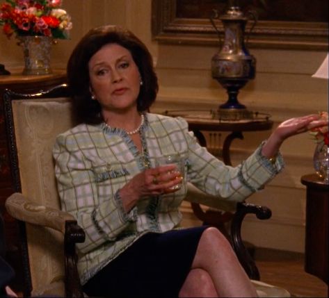 Emily Gilmore Icon, Emily Gilmore Outfits, Kelly Bishop, Emily Gilmore, Grey's Anatomy Doctors, Girly Movies, Gilmore Girl, Stars Hollow, Rory Gilmore