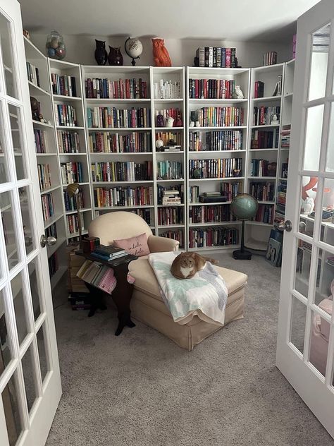 Cozy Home Library, Home Library Rooms, Bookshelf Inspiration, Dream Library, Home Library Design, Casa Vintage, Dream House Rooms, Home Libraries, Dream Room Inspiration