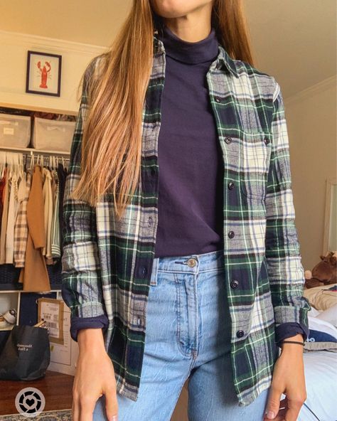 Turtleneck Under Flannel, Turtle Neck And Flannel Outfit, Shirt Over Turtleneck, Flannel Outfit Women, Turtleneck Under, Fashion Classic Style, Preppy Fall Outfits, Fashion Preppy, Preppy Fashion