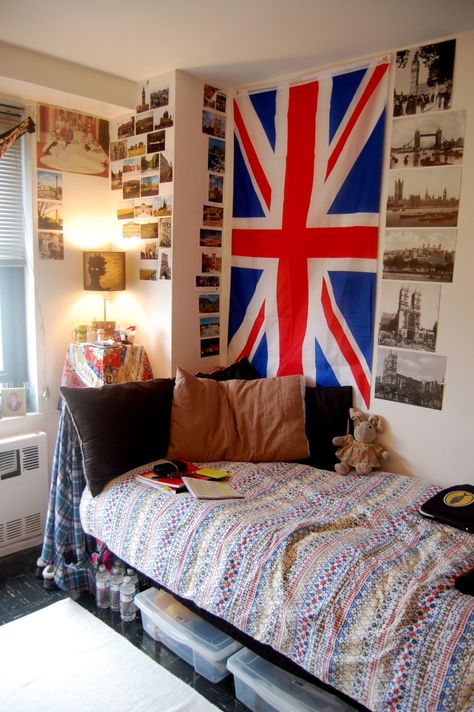 Love it and especially the British flag <3 Flag Bedroom Ideas, Flags In Bedroom, College Collage, Teen Room Designs, Grunge Bedroom, Dorm Stuff, Dorm Design, Dream Dorm, Australian Flag