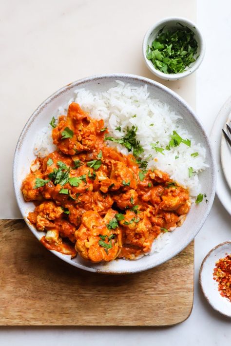 Cauliflower tikka masala! Creamy, cozy 1 pan meals are what's on repeat for me recently. This is an essential! Cauliflower Tikka Masala, Cauliflower Mushroom, Butter Chicken Recipe, Creamy Tomato Sauce, Instant Pot Recipes Chicken, Sauce Tomate, Tikka Masala, Indian Spices, Roasted Cauliflower