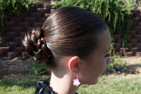 Princess Piggies: Braid Bun Sleek Hair Bun, Hair Bun Ideas, Hair Bun Styles, Bun Ideas, Wet Look Hair, Curly Bun Hairstyles, Big Bun Hair, Sleek Hair, Fun Buns