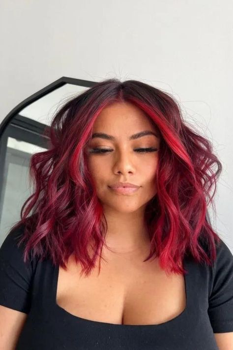 Une chose est sûre : un balayage rouge sur des cheveux noirs mi-longs fait tourner les têtes. Tout le monde tombera amoureux de votre coiffure dès qu'il vous verra. // Crédit photo : Instagram @_heyhelena Black To Red Balayage, Red And Black Hair Ideas, Black Hair Ideas, Red Balayage, Red And Black, Hair Ideas, Balayage, Black Hair, Hair Color