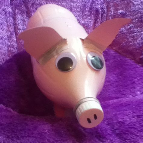 Pig made out of pop bottle and spray paint Bottle Rocket Ideas, Bottle Rocket Designs, Diy Bottle Rocket, Valentine's Boxes, Unicorn Bottle, Bottle Rocket, Rocket Design, Diy Bottle, Soda Bottles