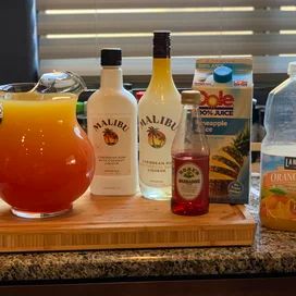 Bahama Mama Drink, Bahama Mama Cocktail, Vanilla Liqueur, Flavored Rum, Mixed Drinks Alcohol, Yummy Alcoholic Drinks, Summertime Drinks, Bahama Mama, Nutrition Drinks