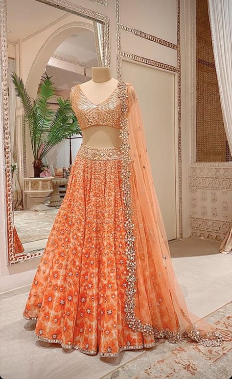 Braidel Lehnga, Mehndi Aesthetic, Abhinav Mishra, Wedding Glitter, Indian Wedding Gowns, Designer Bridal Lehenga Choli, Pakistani Formal Dresses, Indian Outfits Lehenga, Lehenga Designs Simple