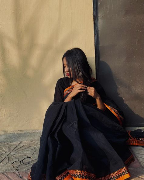 Terrace Saree Photoshoot, Bengali Saree Traditional, Desi Photoshoot, Self Portrait Photography Ideas, Bengali Aesthetic, Traditional Photoshoot, Photo Ideas At Home, Modern Sarees, Saree Pose