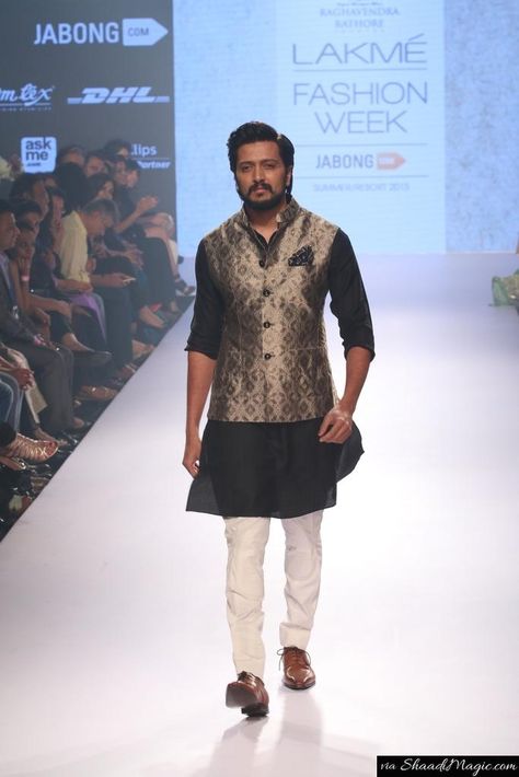 Actor Ritesh Deshmukh ramp for Designer Raghavendra Rathore in his Nehru Jacket suit. The royal touch to jacket with white pants and black kurta is all set for the wedding ritual Indo Western Outfits For Men, Ritesh Deshmukh, Raghavendra Rathore, Mens Wear Wedding, Black Kurta, Kurta Set For Men, Wedding Outfit Men, Men Fashion Casual Shirts, Nehru Jacket