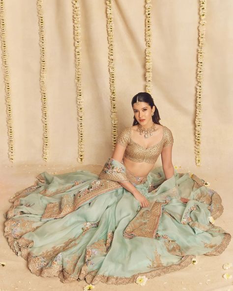 Tanya Ghavri | Gleaming Beauty✨ @shanayakapoor02 #StyledbyTanyaGhavri Assisted by - @esther_pinto98 Outfit - @anamikakhanna.in Jewels -… | Instagram Modern Blouse Designs, Diwali Fashion, Shanaya Kapoor, Happy Girls Are The Prettiest, Blue Lehenga, Desi Fashion Casual, Saree Photoshoot, Indian Blouse, Ghagra Choli