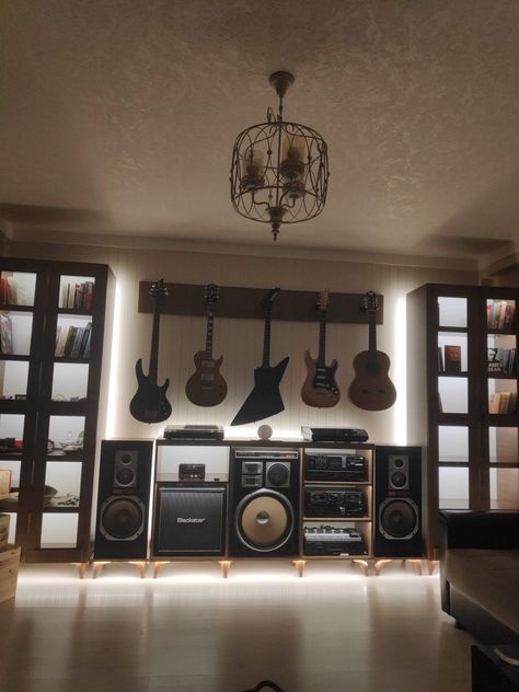 Music Room Ideas Home Studio, Guitar Room Aesthetic, Guitar Room Decor, Room Aesthetic Dark, Musician Room, Aesthetic Guitar, Music Room Design, Music Bedroom, Home Music Rooms