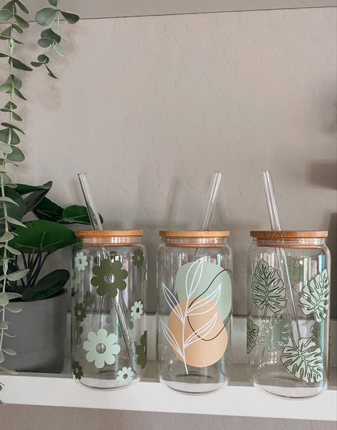 Painted Jars Aesthetic, Fall Glass Cups, Glass Can Cups, Aesthetic Glasses, Glass Tumbler Design, Painting Glass Jars, Glassware Crafts, Posca Pens, Painting Glass