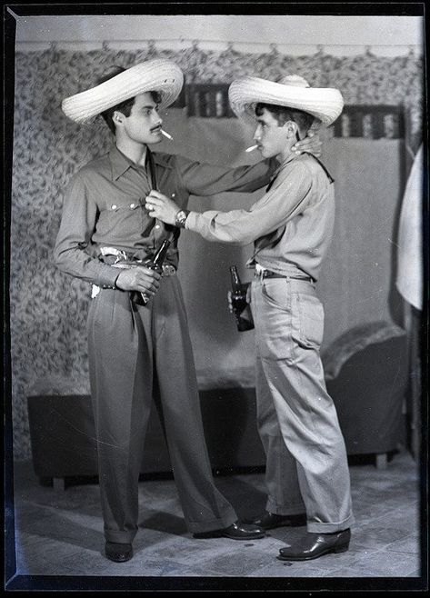 Hot Mexican Men, Mexico History, Alfred Eisenstaedt, Mexican Men, Mexican Fashion, Mexican Culture, 1940s Fashion, Vintage Mexican, Mexican Art