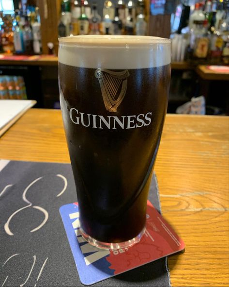 Pint Of Guiness, Ireland Pubs, Pint Of Guinness, Uk Pub, Art Guitar, Whisky Drinks, Irish Beer, Guinness Beer, Ireland Trip