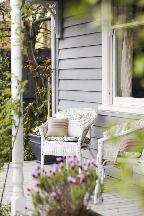 Antique White Usa, Rustic Backdrop, Classic Cottage, Country Cottage Style, Front House, Rustic Retreat, Style Cottage, Diy Renovation, Porch Patio