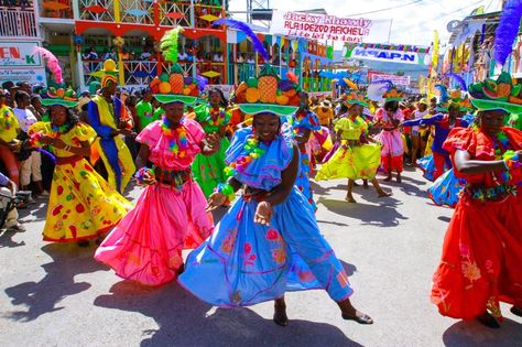 Carnaval 2014 in Jacmel south of Haiti Haitian Carnival, Haiti Country, Country Information, Carnival Outfit, Mexico Fashion, Haitian Art, Caribbean Culture, Travel Visa, Braided Ponytail Hairstyles