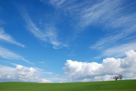 landscape photography of green land under bluesky photo – Free Blue Image on Unsplash Hd Sky, Sky Textures, Blue Sky Wallpaper, Free Sky, Italy Images, Sky Images, Italy Pictures, Blue Sky Clouds, Cloud Photos