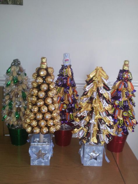 Christmas Lolly Gifts, Christmas Chocolate Gift Ideas, Christmas Fayre Ideas, Candy Gifts Diy, Christmas Fair Ideas, Fruit Christmas Tree, Christmas Gift Hampers, Candy Bouquet Diy, Diy Christmas Presents