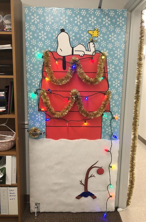 Peanuts Door Decoration Christmas, Charlie Brown Christmas Door Decorations, Gingerbread Doors, Snoopy Christmas Door, Door Decoration Contest, Christmas Classroom Door Decorations, Christmas Door Decorating Ideas, Charlie Brown Christmas Decorations, Winter Door Decorations Classroom