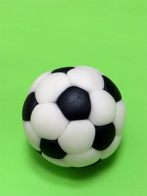 Tutorial - How To Make Simple Soccer Ball From Fondant - CakeCentral.com Fondant Soccer Ball, Soccer Cupcakes, Fondant Figurine, Football Cakes, Soccer Ball Cake, Soccer Birthday Cakes, Football Cake Toppers, Pig Birthday Cakes, Cat Cake Topper