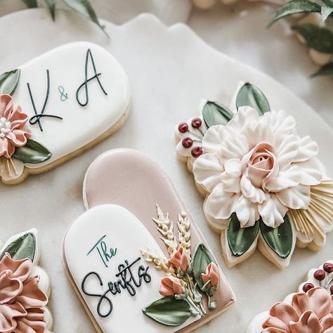 Wedding Cake & Cookie Designer on Instagram: "For Kiersten & Austin 🥂 A touch of boho, plus a mix of summer & fall vibes for their wedding last weekend at @lakeviewfarmsevents 🤍"