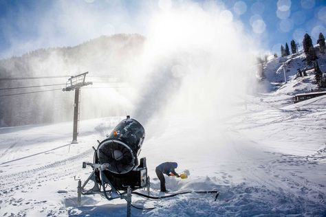 Melting ski resorts are developing a fatal addiction to snow machines Snow Resort, How To Ski, Vail Ski Resort, Breckenridge Ski Resort, Vail Skiing, Whistler Ski, Make Snow, Ski Party, Melting Snow