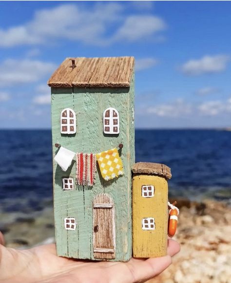 Primitive Houses, Driftwood Diy, Fairy House Crafts, Driftwood Art Diy, Scrap Wood Crafts, Small Wooden House, Wood Block Crafts, Seaside Decor, Driftwood Crafts