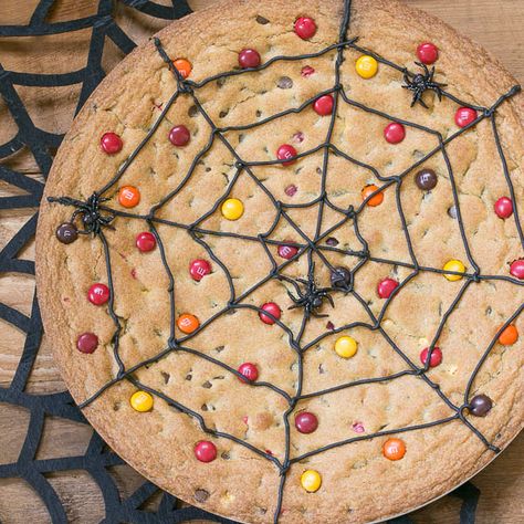 Spiderweb Cookie Cake Spider Web Cookies, Halloween Backen, Halloween Treats To Make, Fun Halloween Treats, Halloween Food Desserts, Giant Cookie, Halloween Food Treats, Halloween Baking, Spider Webs