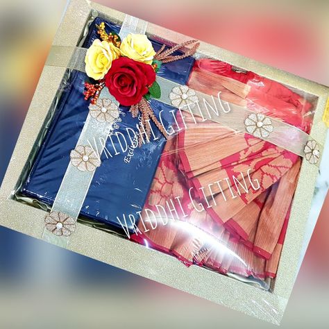 Sari Packing Ideas For Wedding, Packing Ideas For Wedding, Shadi Decoration, Saree Cover, Wedding Gift Hampers, Wedding Trousseau, Desi Fits, Gifts Boxes, Trousseau Packing